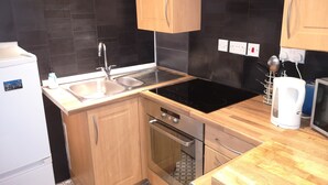 Apartment | Private kitchen - Glasgow Hampden Garden Apartment (Glasgow)