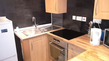 Apartemen | Dapur pribadi | Mesin pembuat kopi/teh, lemari es, microwave, dan oven