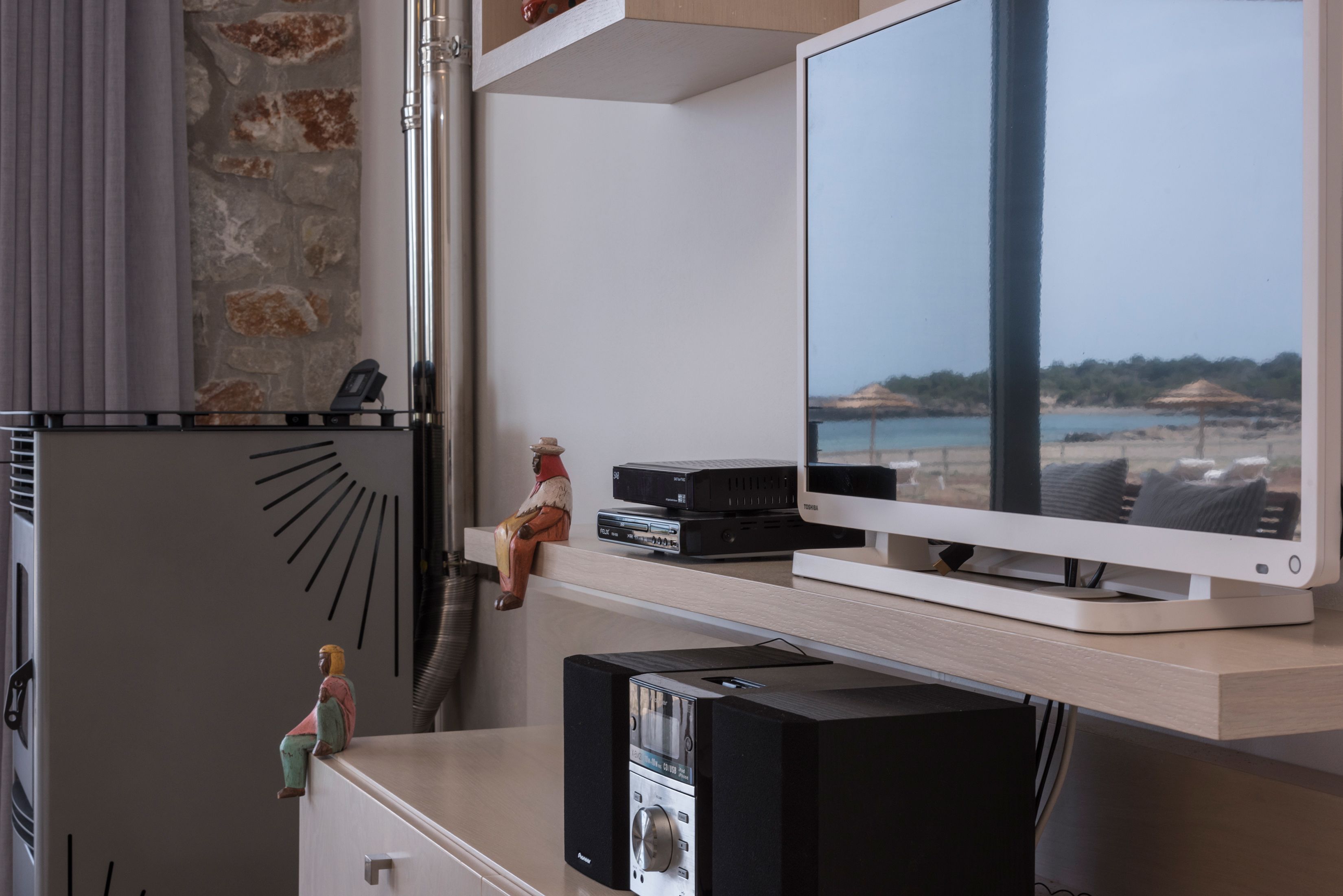 Habitación moderna con un ventanal grande, un escritorio con ordenador y vistas a la playa.