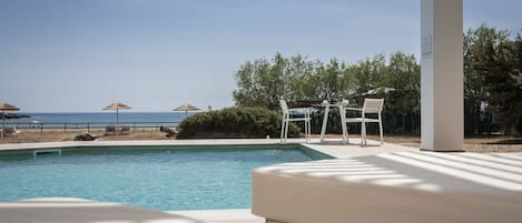 Villa Luxe, 2 chambres, piscine privée, en bord de plage (Lithos) | Vue de la chambre