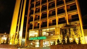 A multi-story hotel with a prominent sign reading "PALADIUM HOTEL". - Serra Negra Paladium Hotel (Serra Negra)