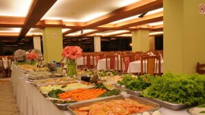 A buffet with various food options including vegetables, fruits, and eggs. - Serra Negra Paladium Hotel (Serra Negra)