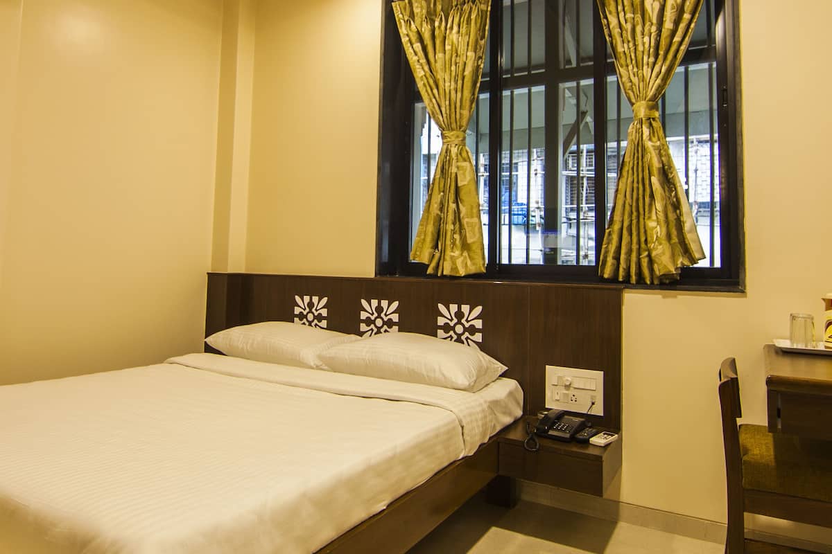 Deluxe Double Room | Individually furnished, desk, iron/ironing board, free WiFi