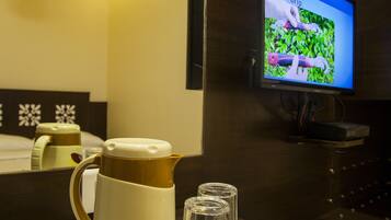 Individually furnished, desk, iron/ironing board, free WiFi