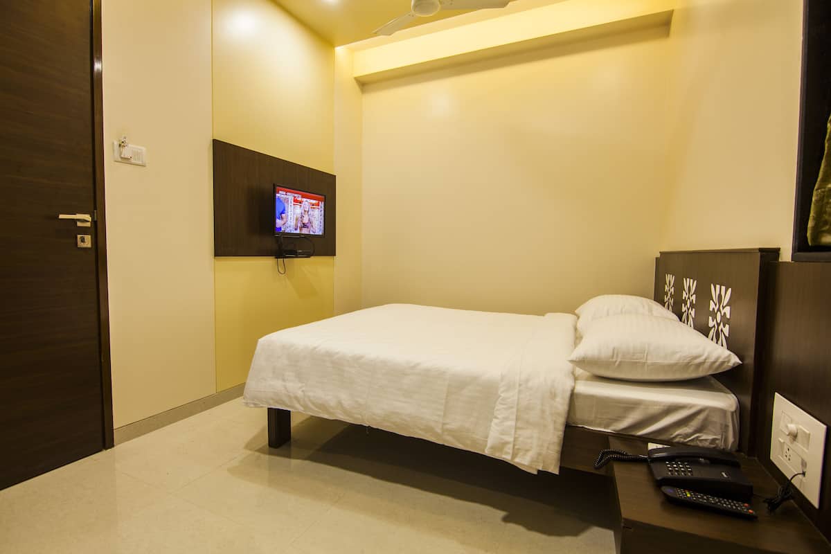 Deluxe Double Room | Individually furnished, desk, iron/ironing board, free WiFi