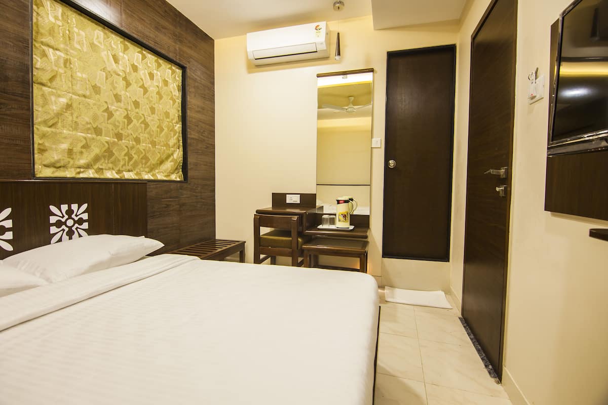 Deluxe Triple Room | Individually furnished, desk, iron/ironing board, free WiFi