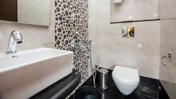 Deluxe Double Room | Bathroom | Shower, rainfall showerhead, free toiletries, towels