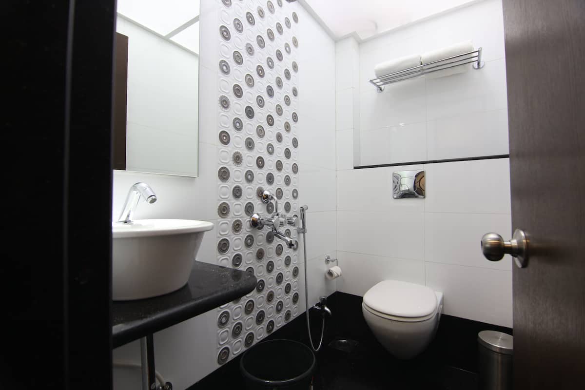 Deluxe Triple Room | Bathroom | Shower, rainfall showerhead, free toiletries, towels
