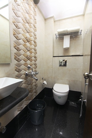 Kahden hengen standard-huone, tupakointi sallittu | Kylpyhuone | Suihku, sadesuihkupää, ilmaiset hygieniatuotteet, pyyhkeet