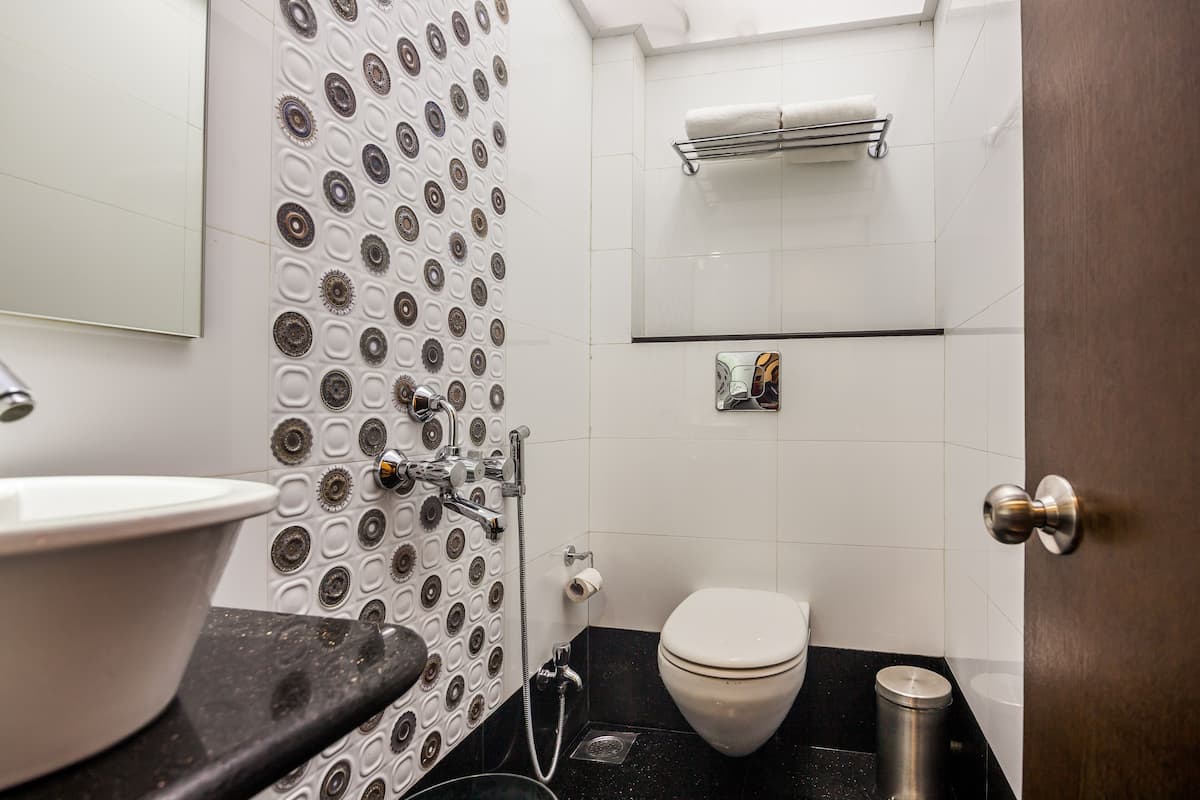 Superior Quadruple Room | Bathroom | Shower, rainfall showerhead, free toiletries, towels