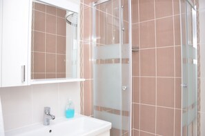 Rom – honeymoon, sjøutsikt | Bad | Dusj, toalettartikler (inkludert), hårføner og håndklær