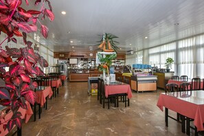 Breakfast, lunch and dinner served - Nil Hotel (Ayvalik)
