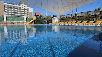 Piscina externa, guarda-sóis, espreguiçadeiras