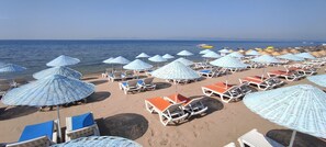 Privat strand, solsenger og parasoller