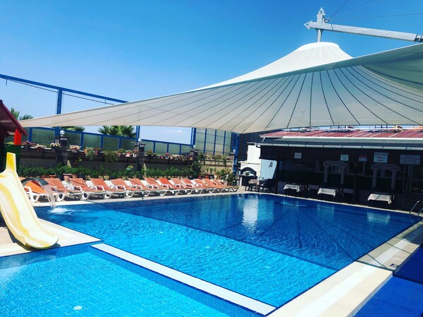 Utendørsbasseng, bassengparasoller og solsenger