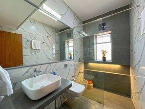 Superior Double Room | Bathroom | Free toiletries, towels - Hotel Parklane (Mumbai)