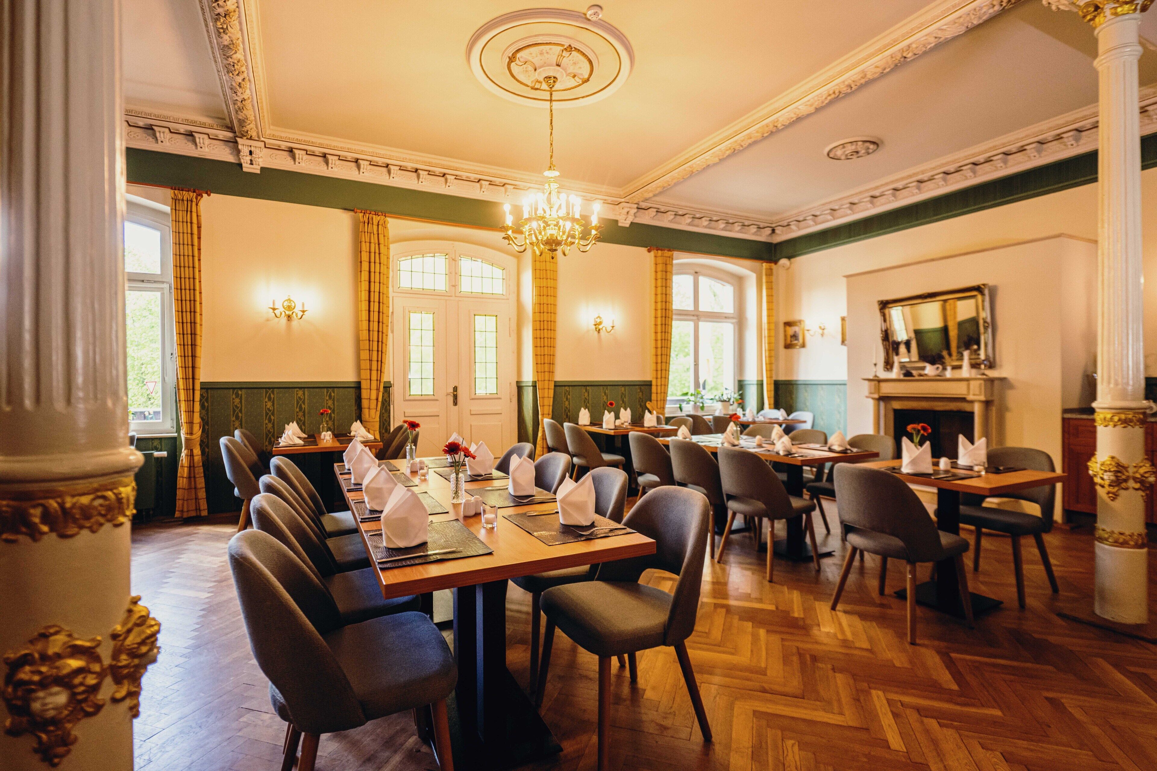 Lunch and dinner served, international cuisine