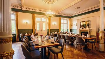 Lunch and dinner served, international cuisine