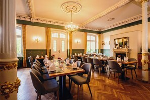 Se sirven almuerzos, cenas y cocina internacional 