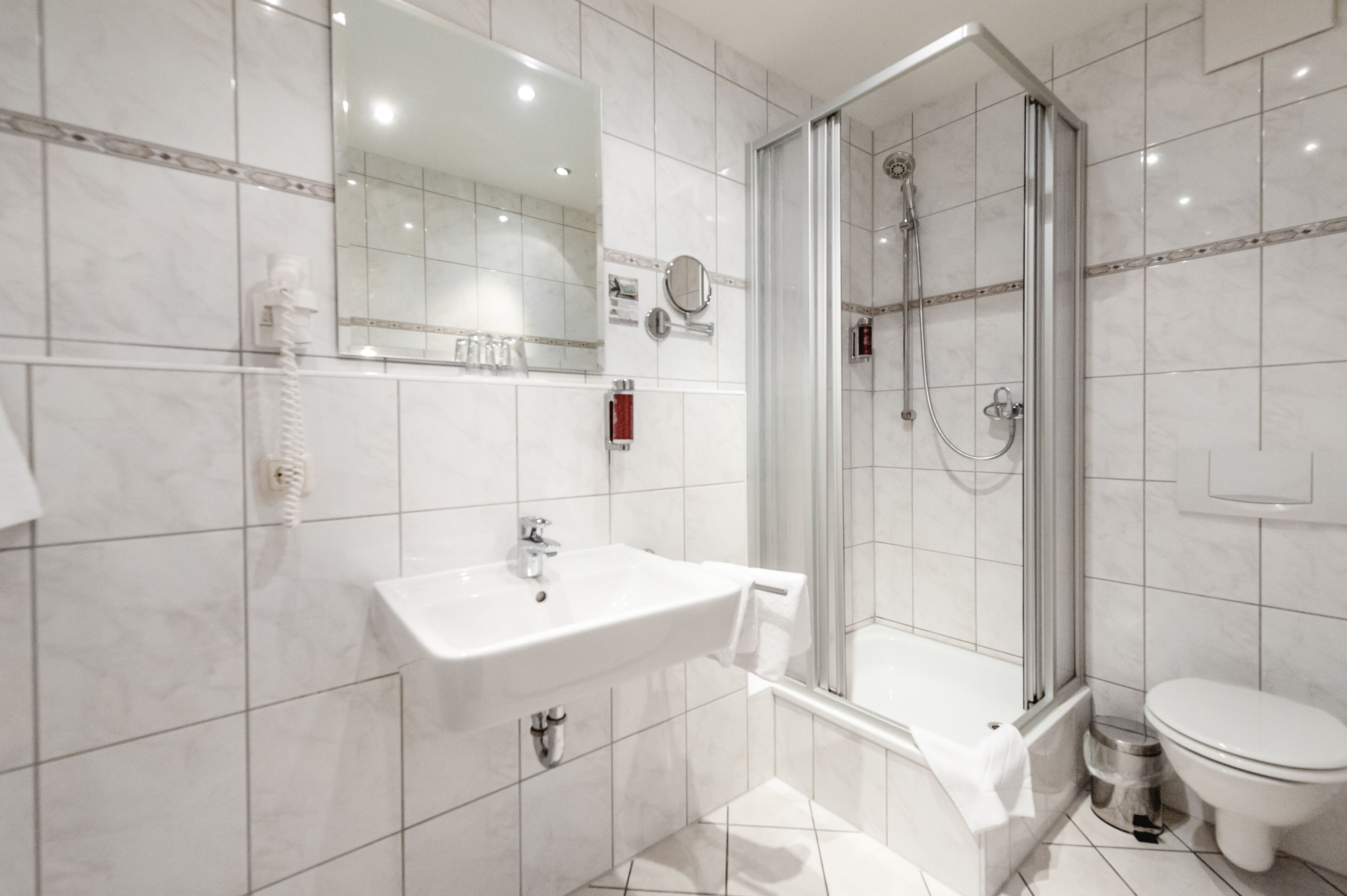 junior suite | bathroom | free toiletries, hair dryer, towels