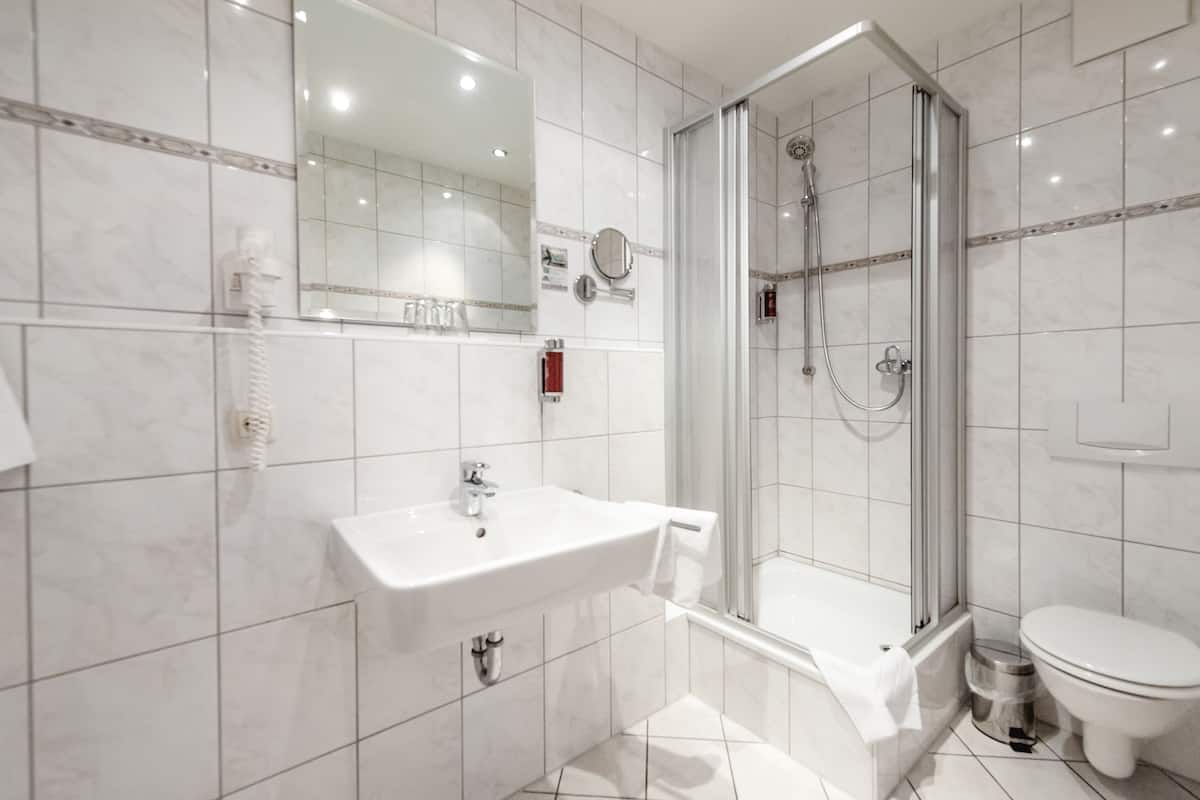 junior suite | bathroom | free toiletries, hair dryer, towels