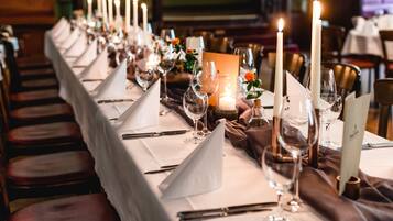 Lunch and dinner served, international cuisine