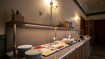 Tägliches Frühstücksbuffet (12 EUR pro Person)