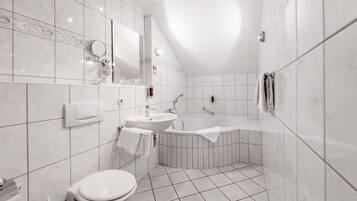 Superior-Suite | Badezimmer | Kostenlose Toilettenartikel, Haartrockner, Handtücher