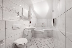 Superior-Suite | Badezimmer | Kostenlose Toilettenartikel, Haartrockner, Handtücher