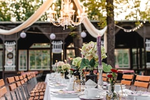 A long dining table set with white plates, cups, and a bottle labeled "HENDRICK'S GIN". - Historische Spitzgrundmühle Coswig (Coswig)