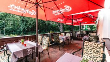 Lunch and dinner served, international cuisine