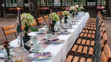 Lunch and dinner served, international cuisine