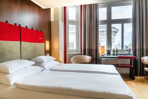 Quarto conforto | Roupas de cama antialérgicas, cofres nos quartos, escrivaninha