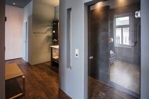 Quarto casal júnior | Banheiro | Produtos de toalete grátis, secador de cabelo, chinelos
