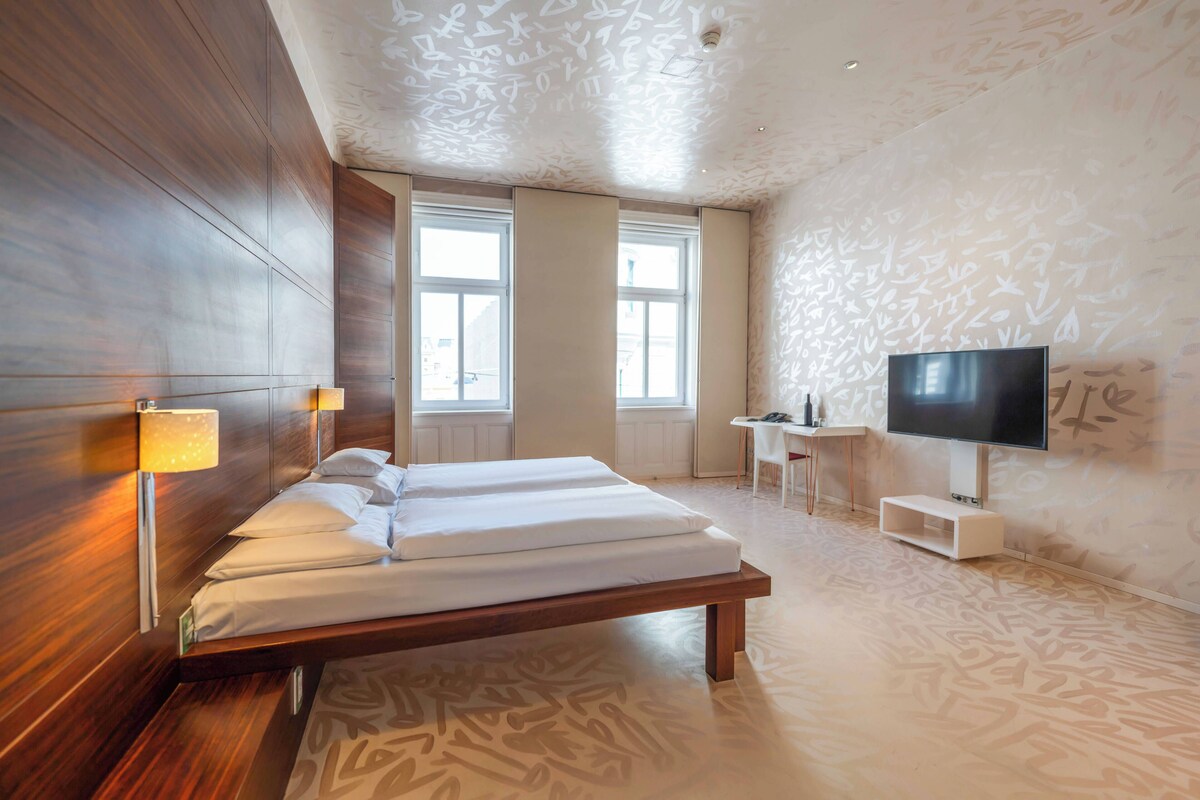 Design Double Room | Hypo-allergenic bedding available, in-room safe, desk, laptop workspace