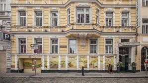 A multi-story hotel with a classic architectural style, featuring ornate balconies and a central entrance. - Hotel Rathaus Wein & Design (Vienna)