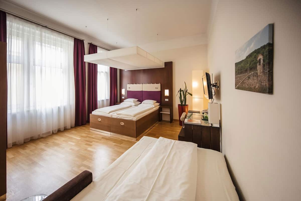 Roupas de cama antialérgicas, cofres nos quartos, escrivaninha