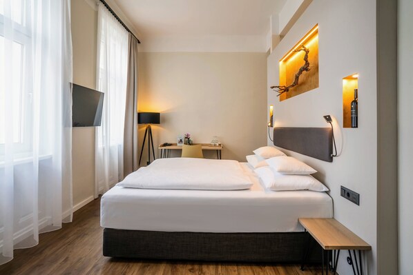 Comfort Room | Hypo-allergenic bedding, minibar, in-room safe, desk