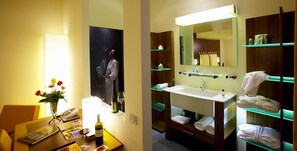 Habitació estàndard | Bany | Articles de tocador gratuïts, assecador de cabells i sabatilles 
