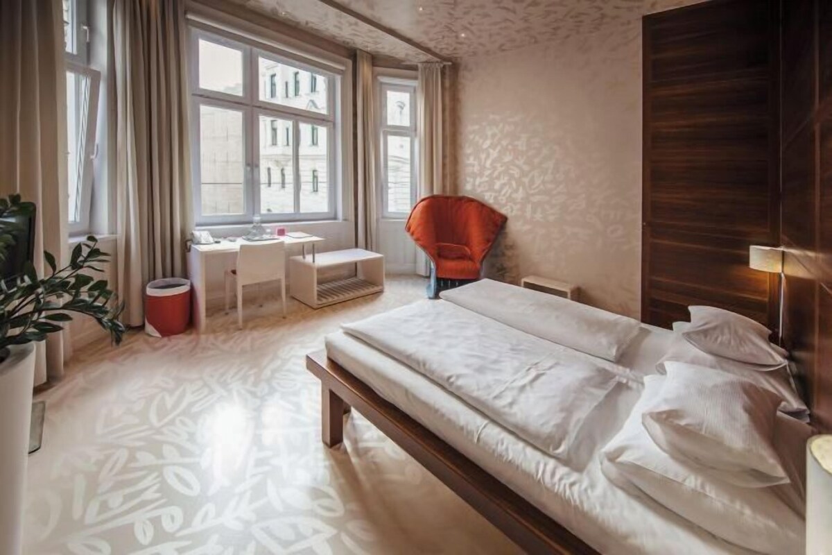Hypo-allergenic bedding available, in-room safe, desk, laptop workspace