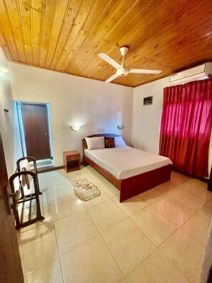 Standard Double Room | Desk, free WiFi, bed sheets - Tamarind Tree Inn (Kandy)
