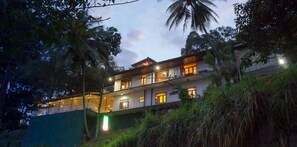 Front of property - evening/night - Tamarind Tree Inn (Kandy)