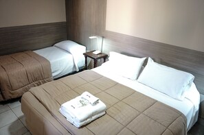 Premium bedding, down duvets, memory-foam beds, in-room safe - Hotel de la Linda (Salta)