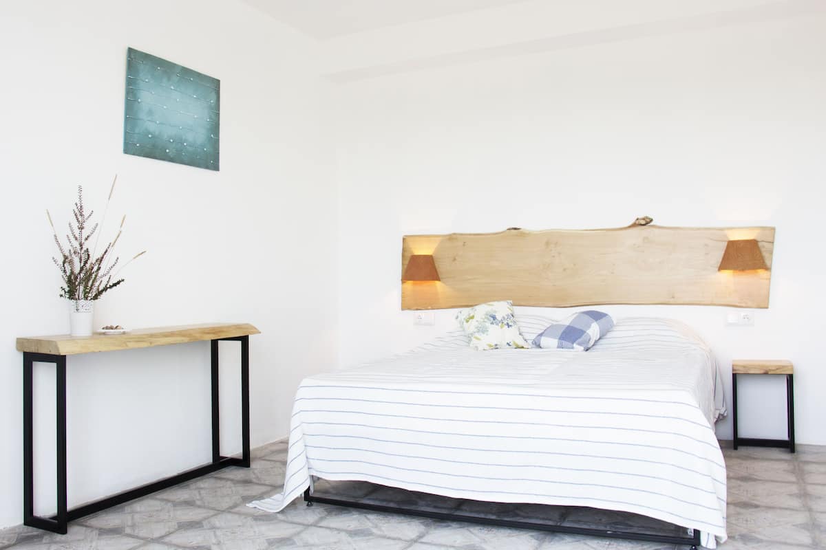 Premium bedding, minibar, desk, iron/ironing board