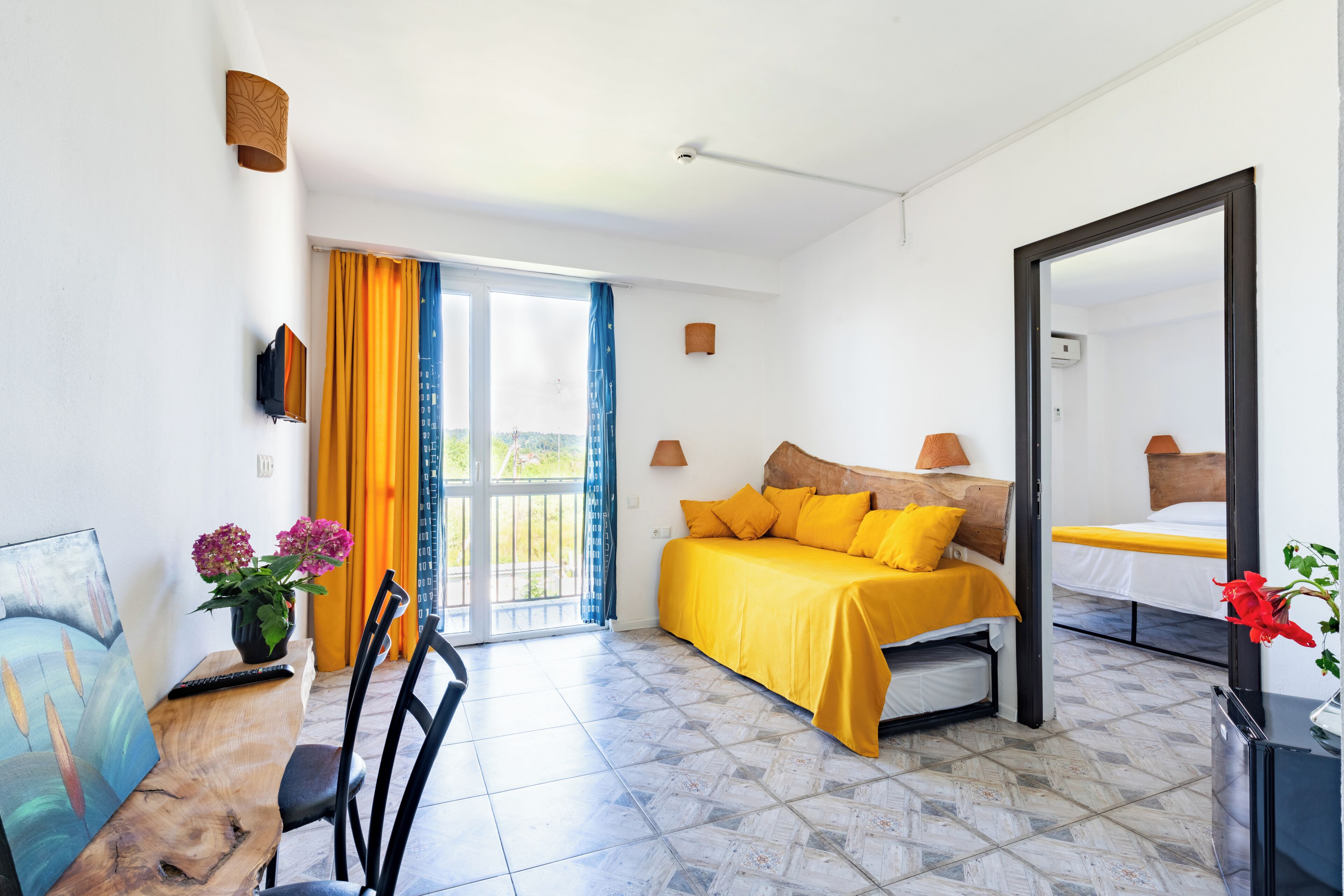 Suite júnior, 2 dormitoris, balcó | Roba de llit d'alta qualitat, minibar i decoració individual 