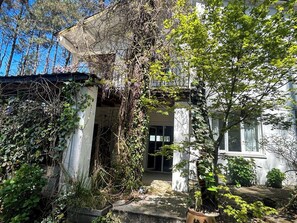 Um edifício com entrada coberta, janela e porta.
