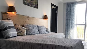 Premium bedding, minibar, desk, iron/ironing board