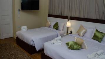 Caja de seguridad en la habitación y tabla de planchar con plancha