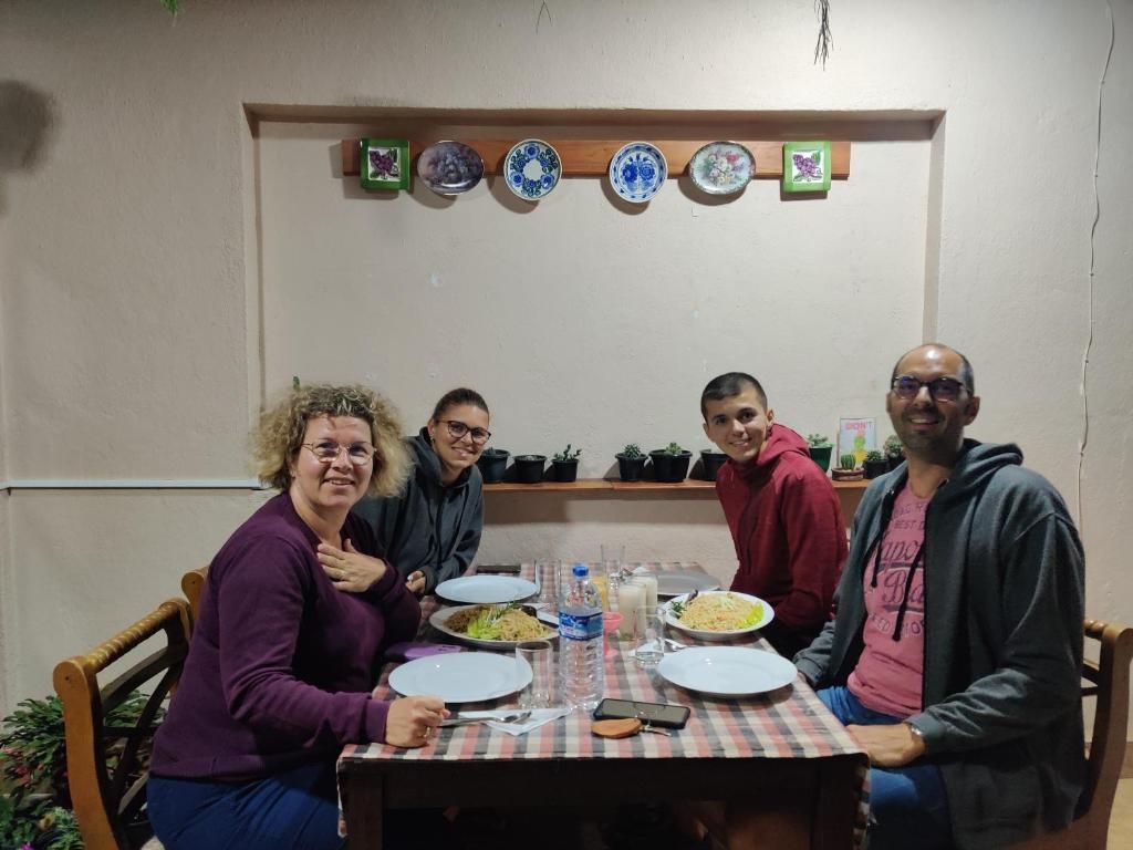 Una mesa de comedor con platos, una botella y un teléfono inteligente.