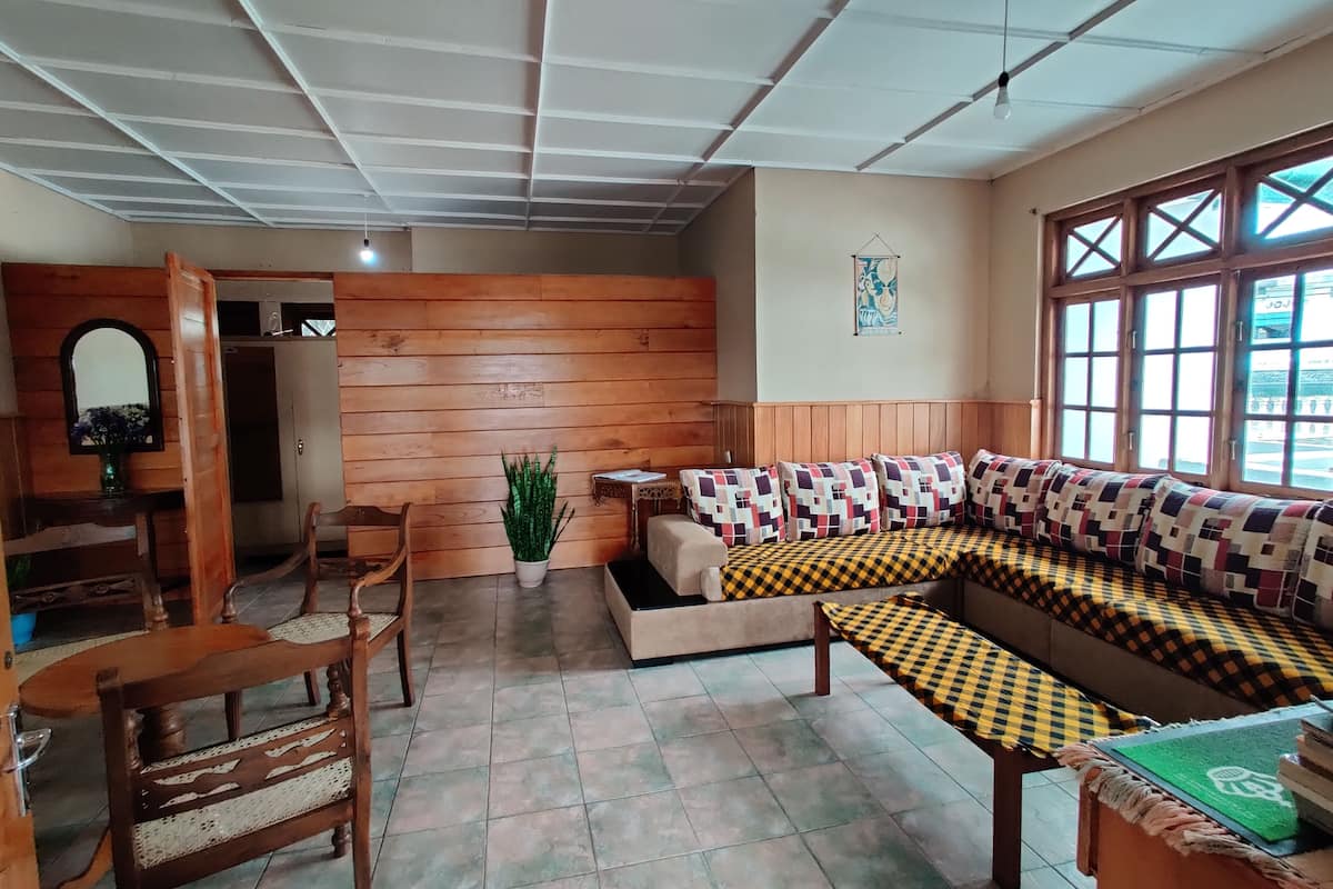 32-inch flat-screen tv with cable channels, tv